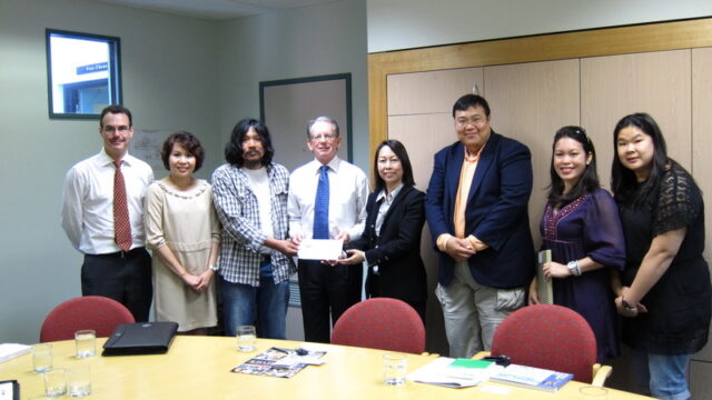 The university deputy vice-chancellor, Prof. Kevin McConkey invited Ms. Kaewta Srisung, Minister Counsellor (Education) and Royal Thai Embassy representatives to receive the flood relief donation, which was arranged by Thai students at University of Newcastle.